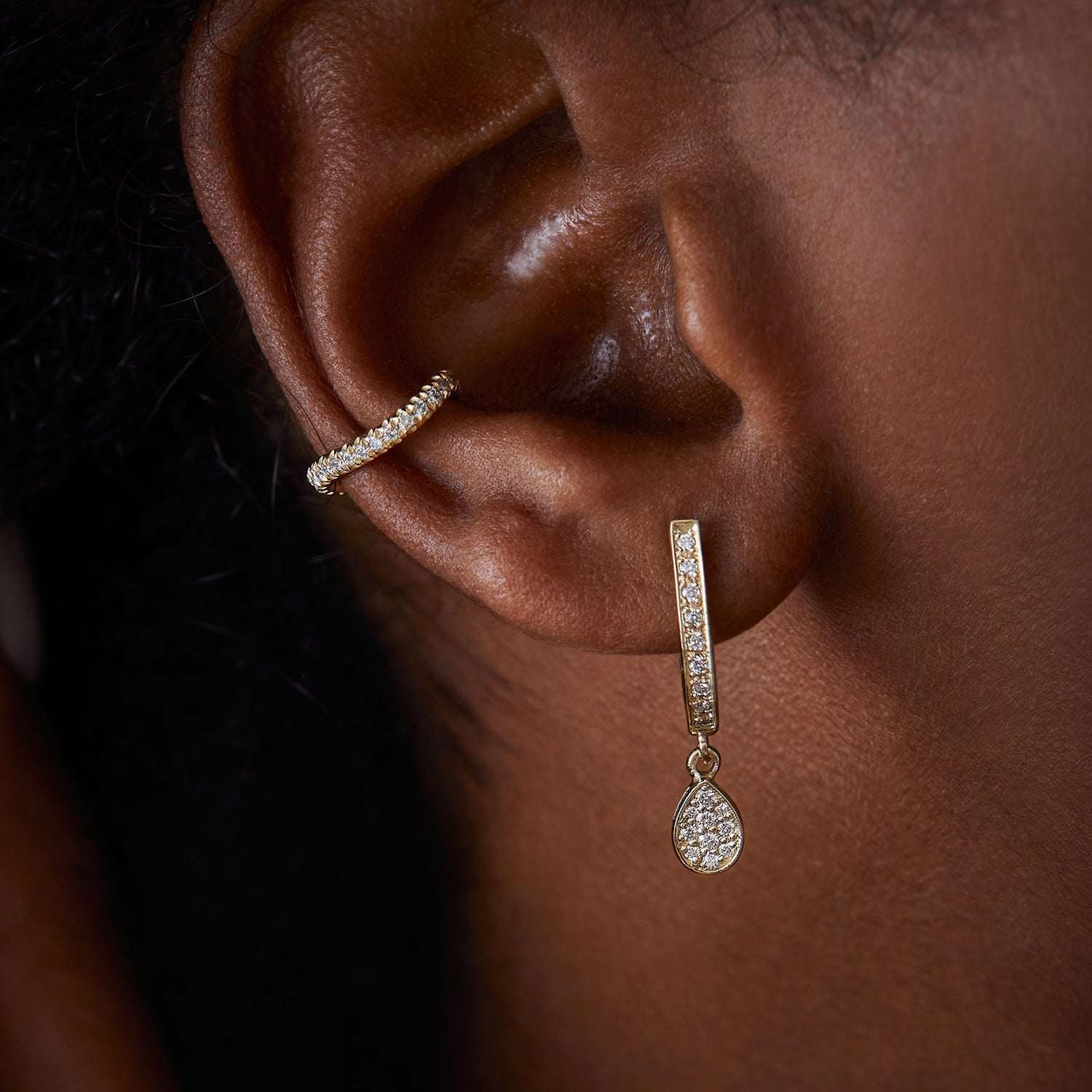 עגילי יהלומים מזהב תלויים בצורת טיפה