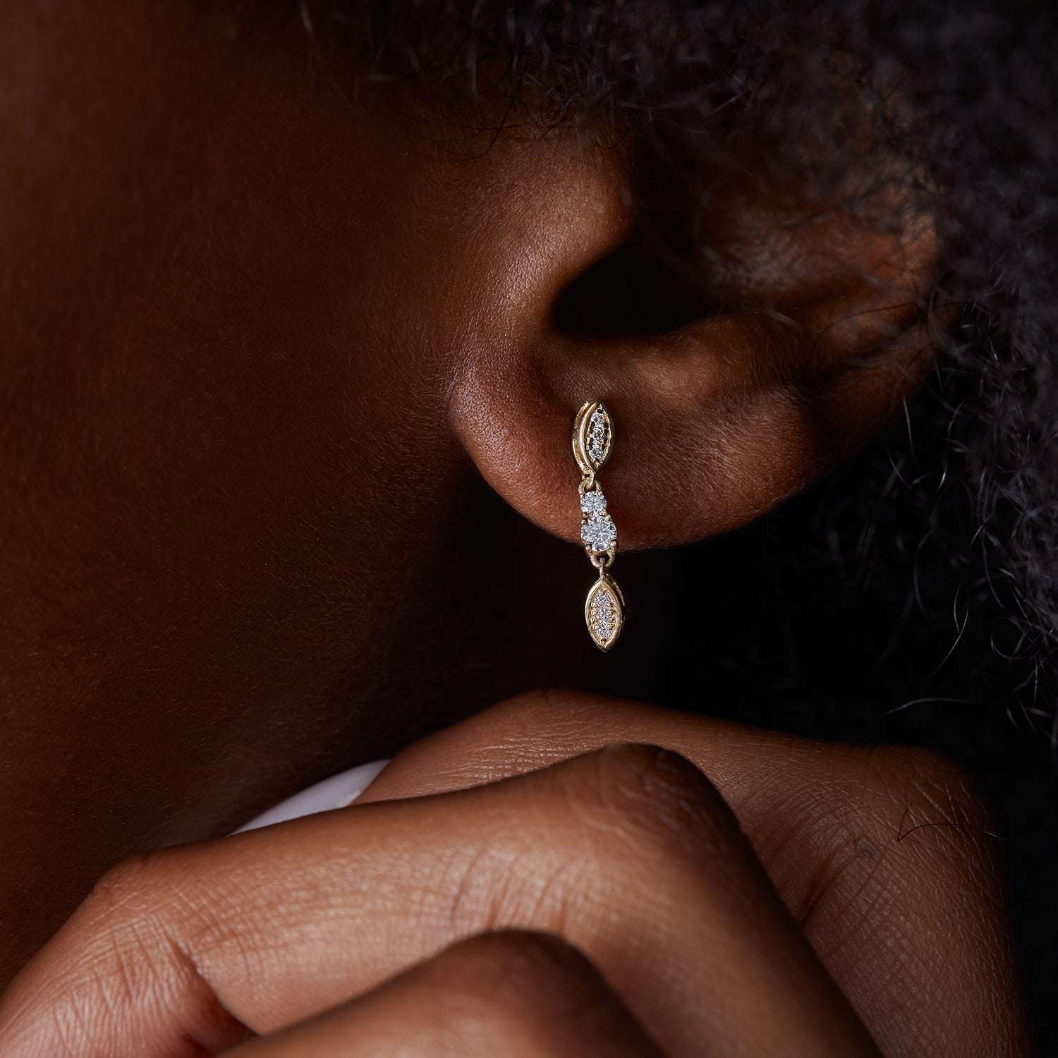 עגילי זהב תלויים בעיצוב מרקיזה משובצים יהלומים