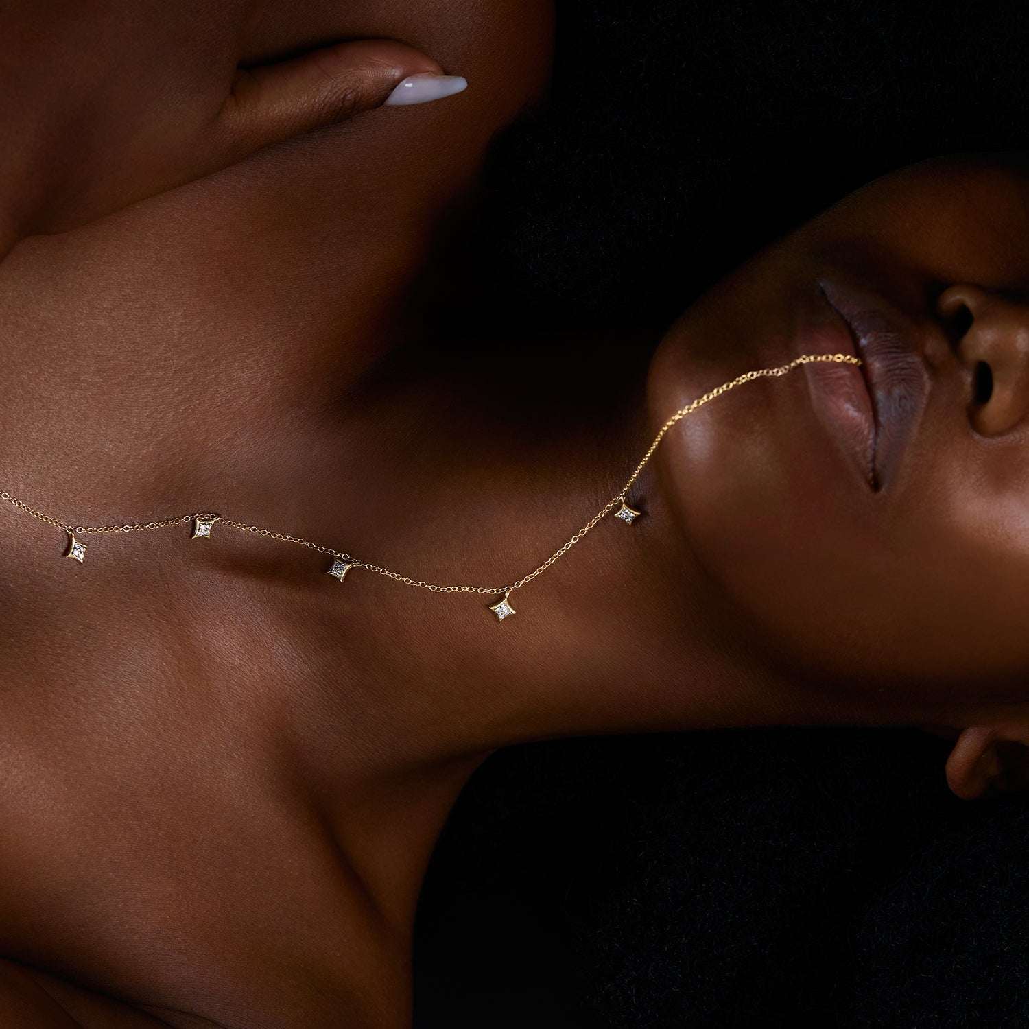 שרשרת זהב מיוחדת עדינה בעיצוב כוכבים משובצת יהלומים לבנים