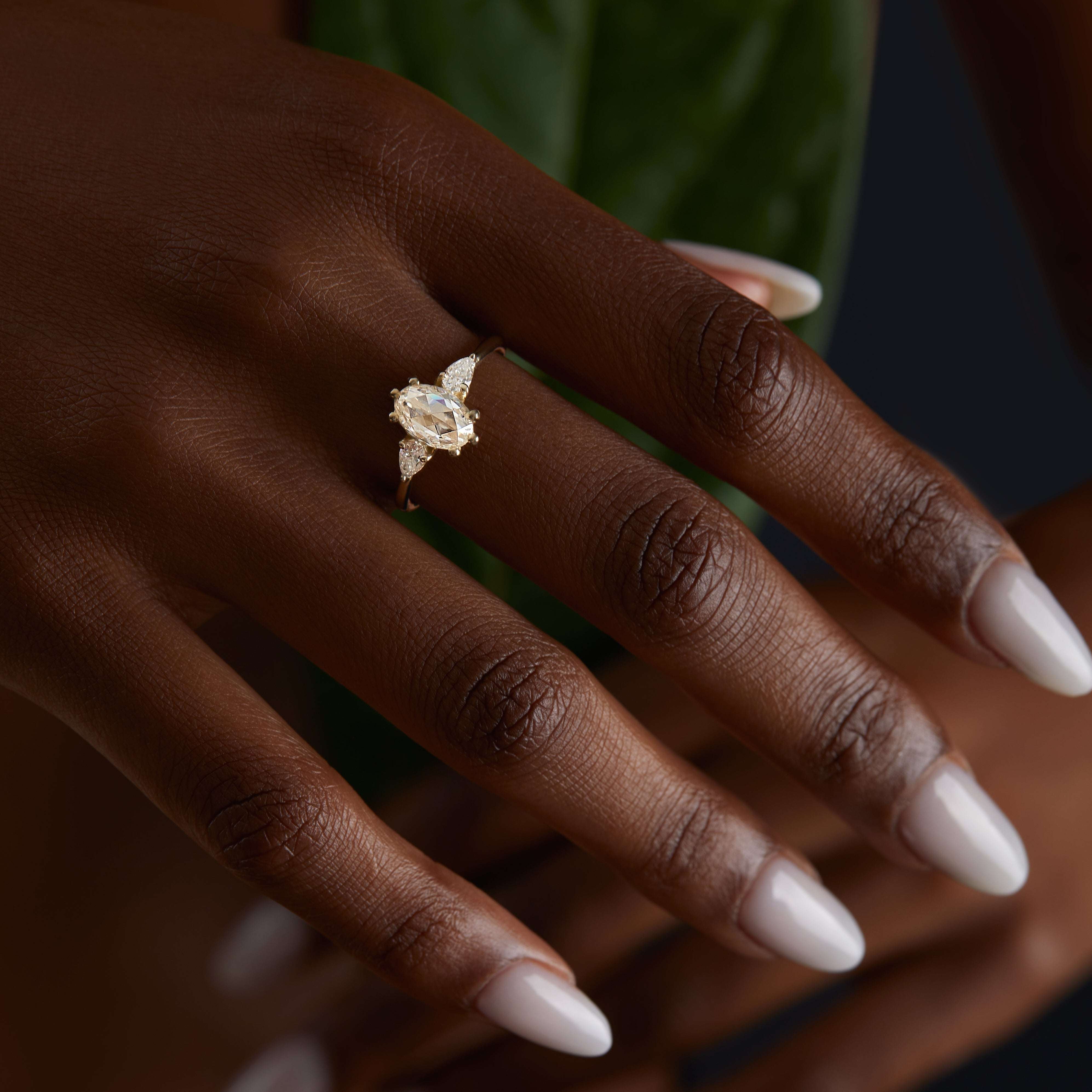 יד של אישה שעונדת טבעת מוסונייט בזהב צהוב