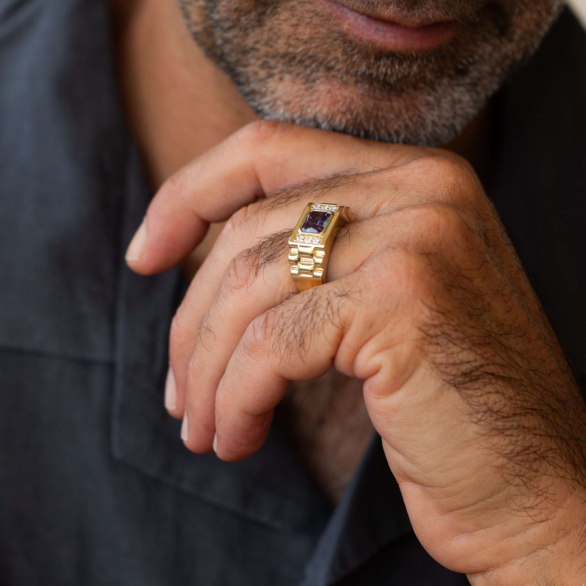 טבעת לגבר זהב עם אבן אלכסנדריט מיוחדת ותוספת יהלומים עדינה