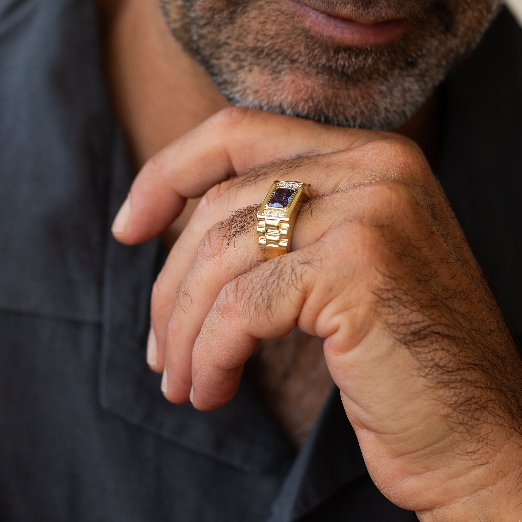טבעת לגבר זהב עם אבן אלכסנדריט מיוחדת ותוספת יהלומים עדינה