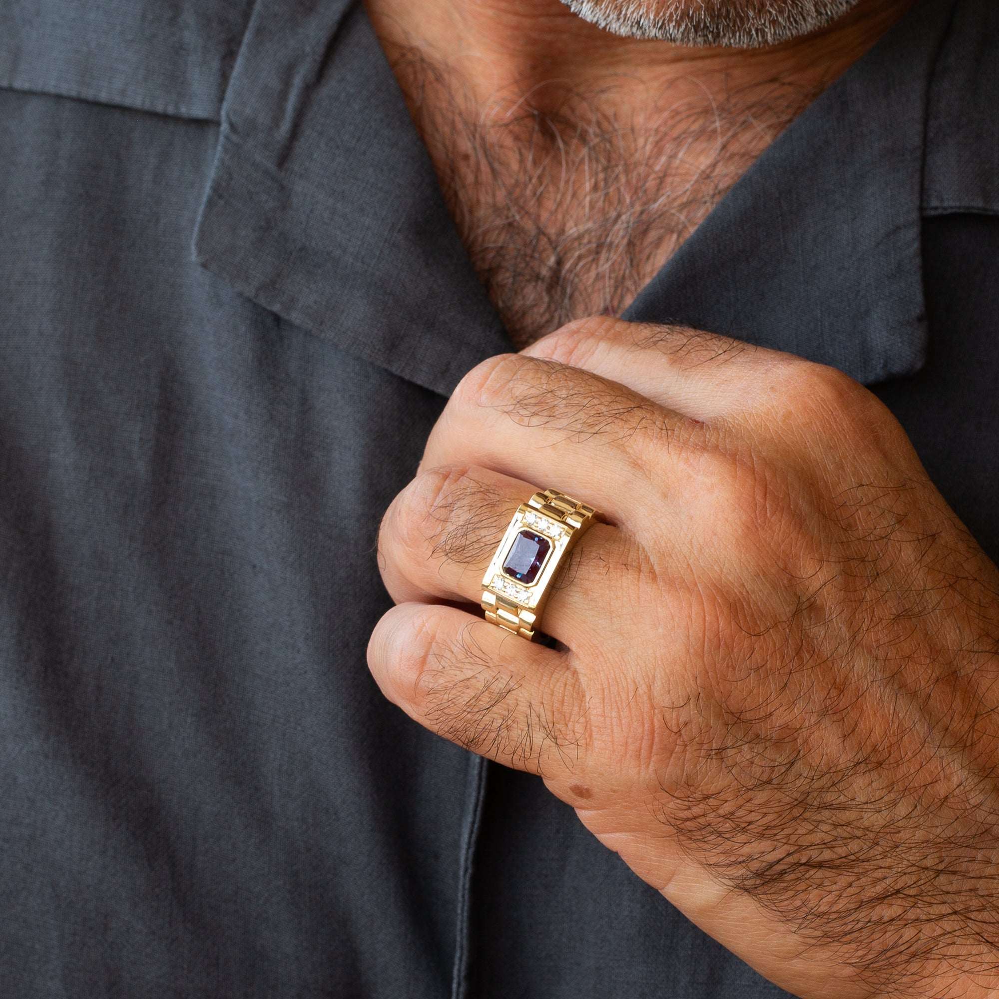 תקריב טבעת אירוסין לגבר מזהב, עם אלכסנדריט ויהלומי צד