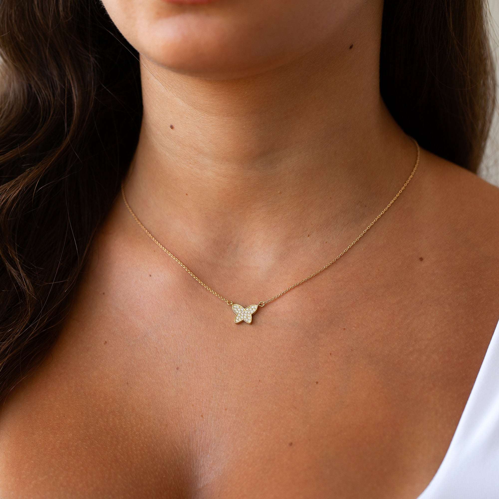 צילום שרשרת פרפר מזהב על דוגמנית בחצי גוף