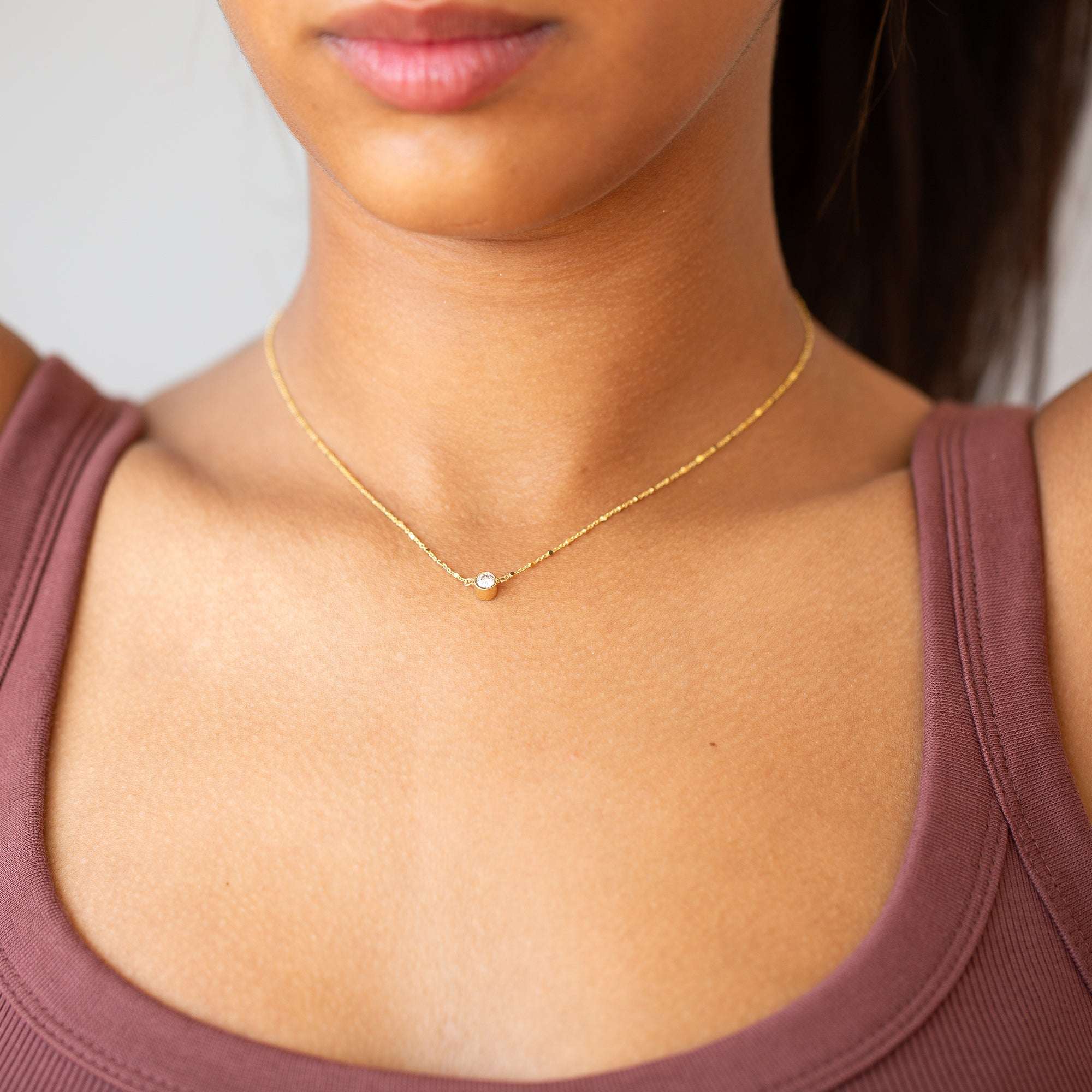 אישה עונדת שרשרת יהלום עדינה 