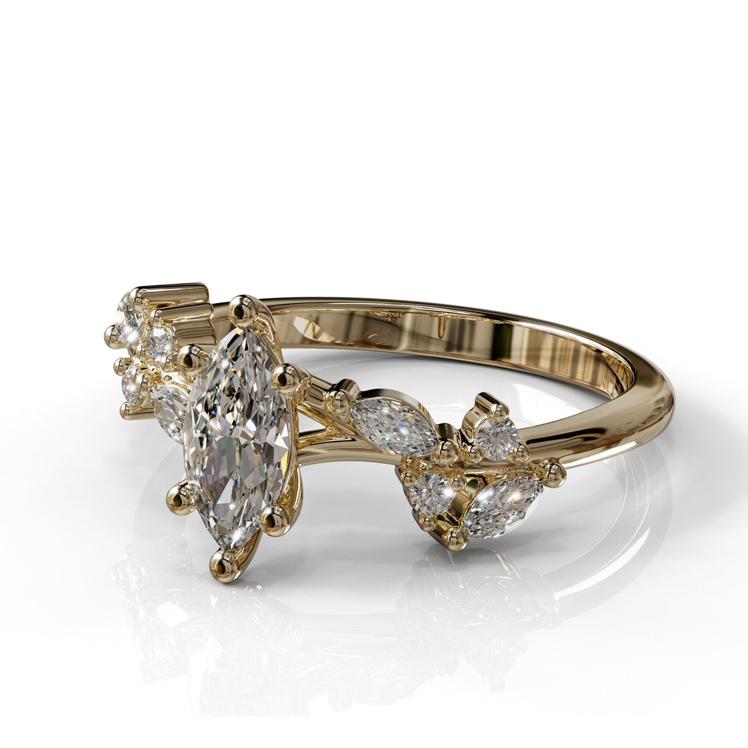 טבעת אירוסין מיוחדת בזהב צהוב עם מקבץ יהלומים בעיצוב אורגני.