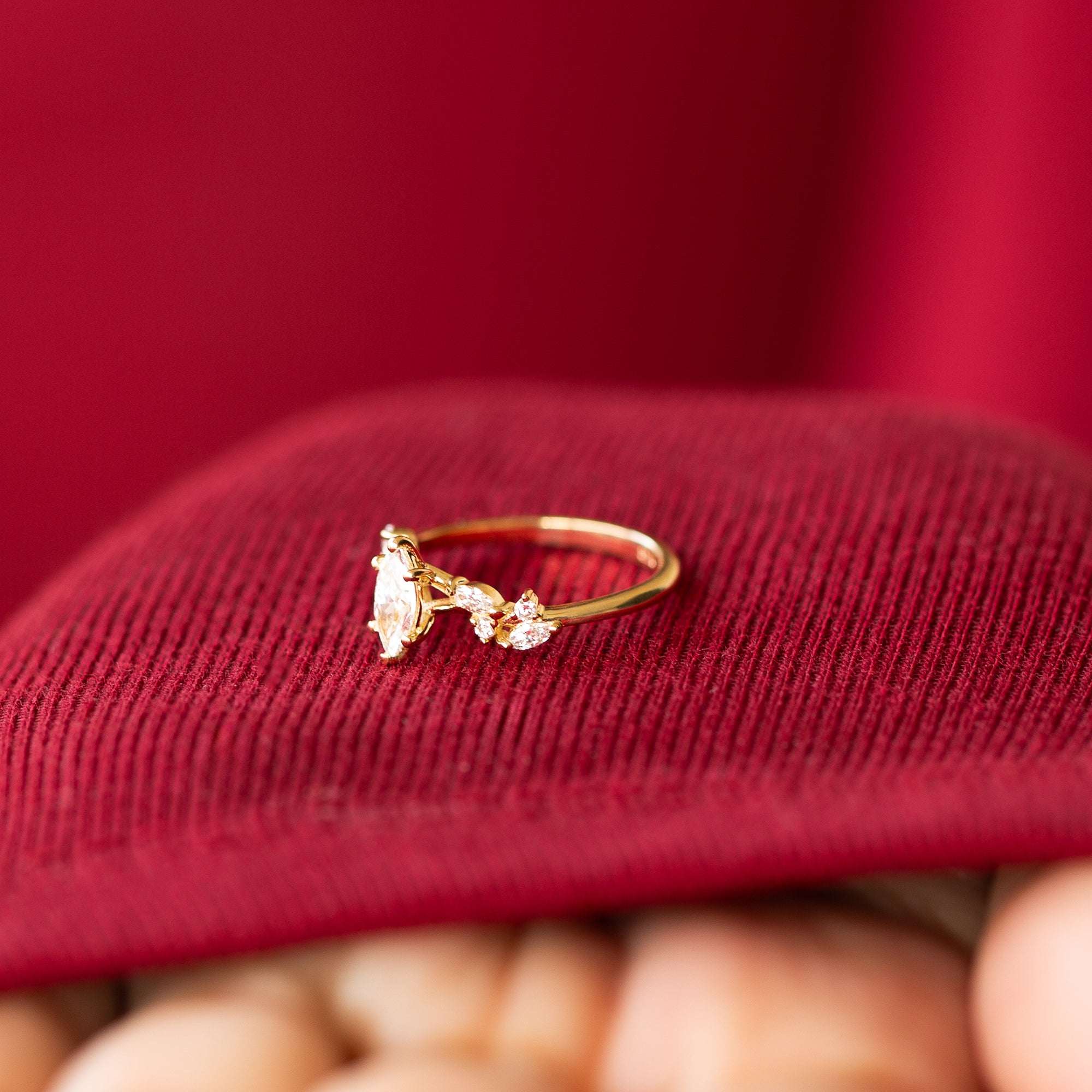 אדרה | טבעת אירוסין עדינה משובצת יהלום מרקיזה