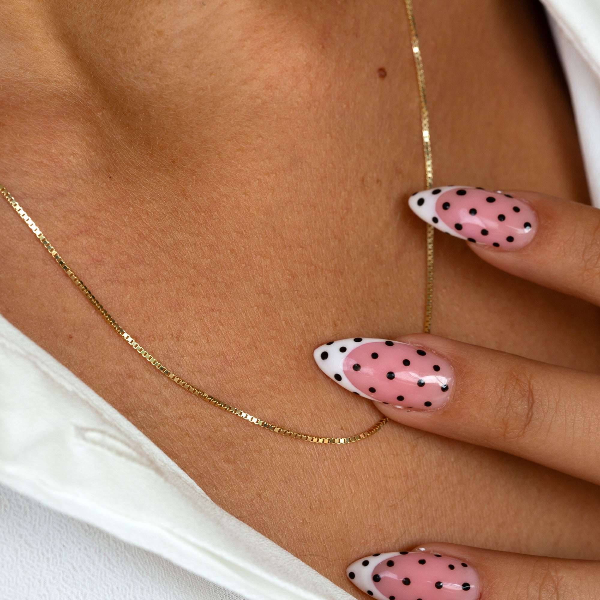 שרשרת ונציה זהב עדינה על צוואר דוגמנית להמחשת אורך השרשרת ומיקומה על הגוף.