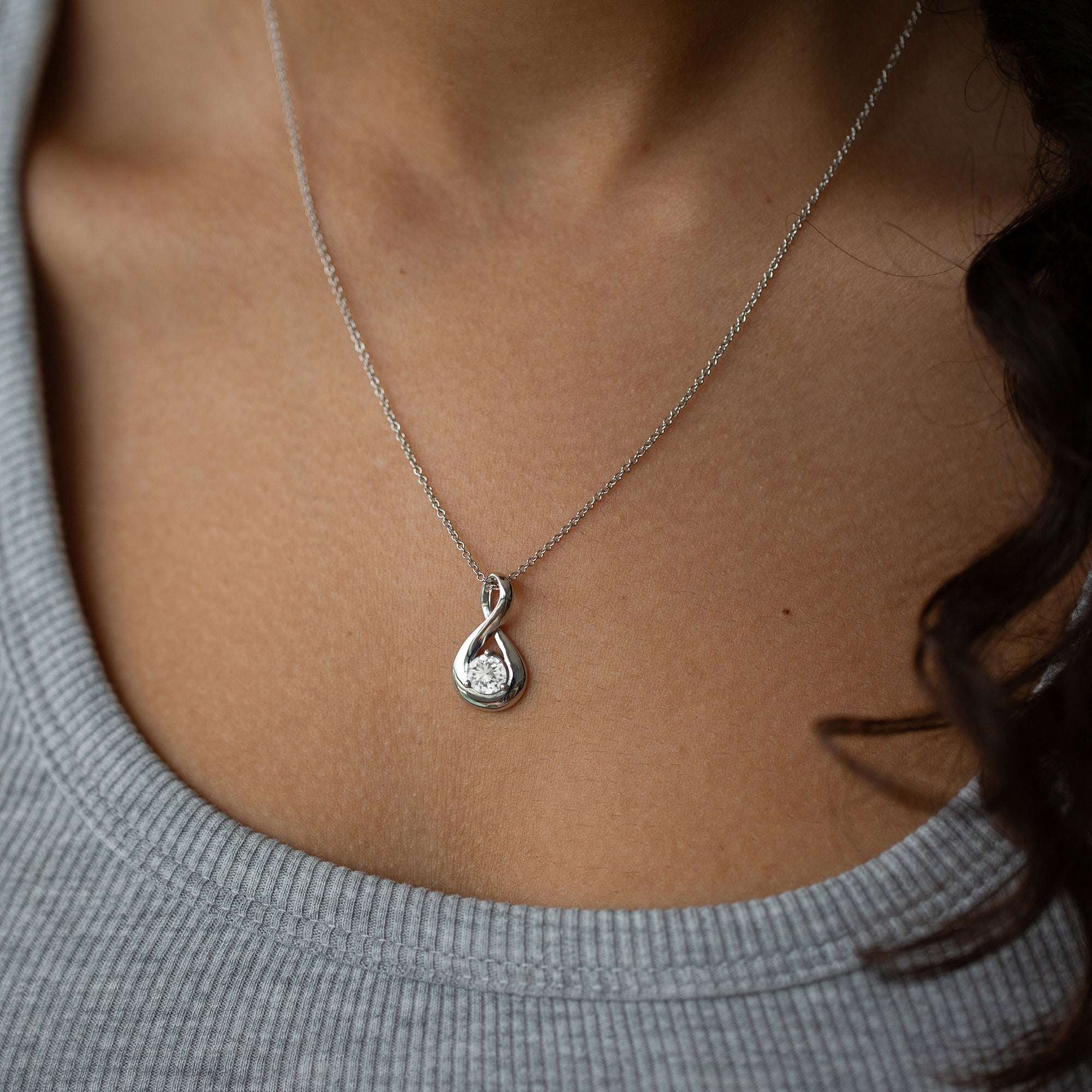 אישה עונדת שרשרת יהלום אינפיניטי בזהב לבן