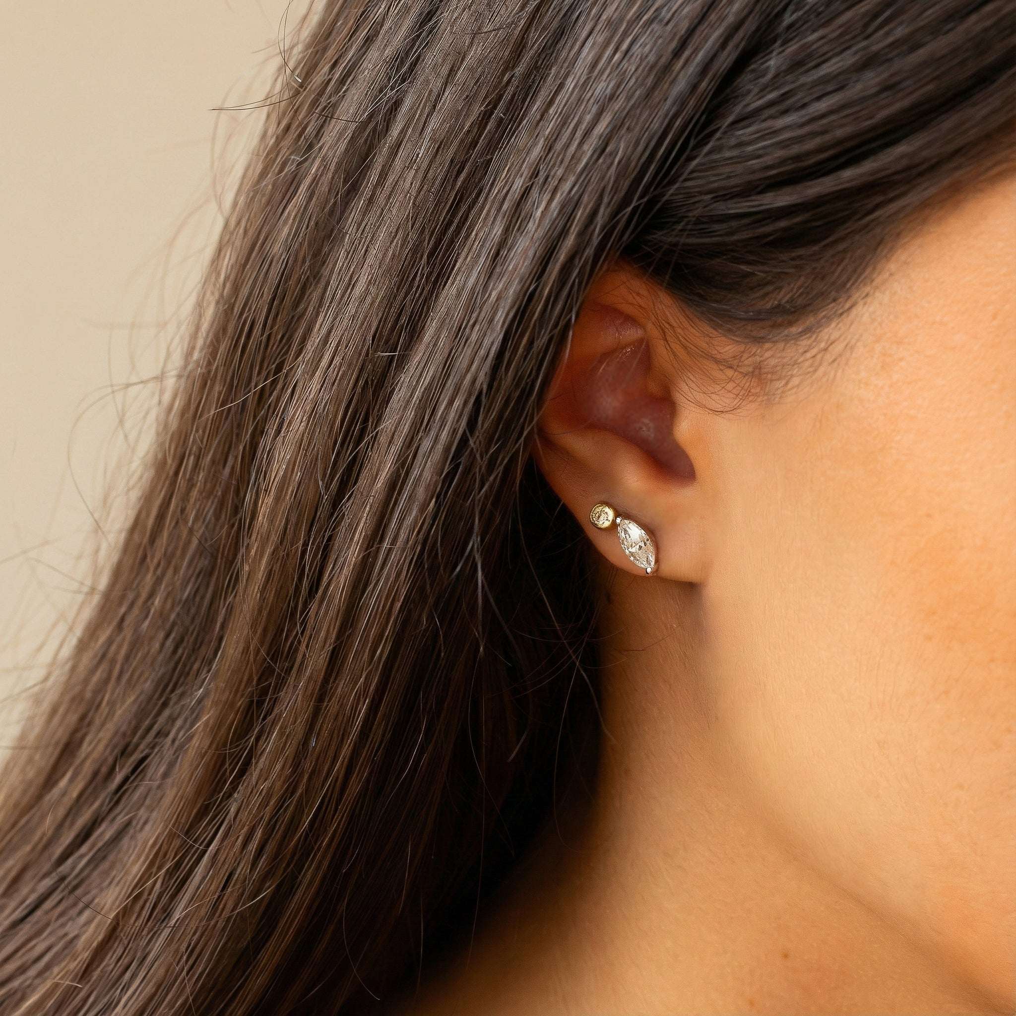 עגילי יהלום סוליטר מרקיזה מונחים על תנוך אוזן של דוגמנית