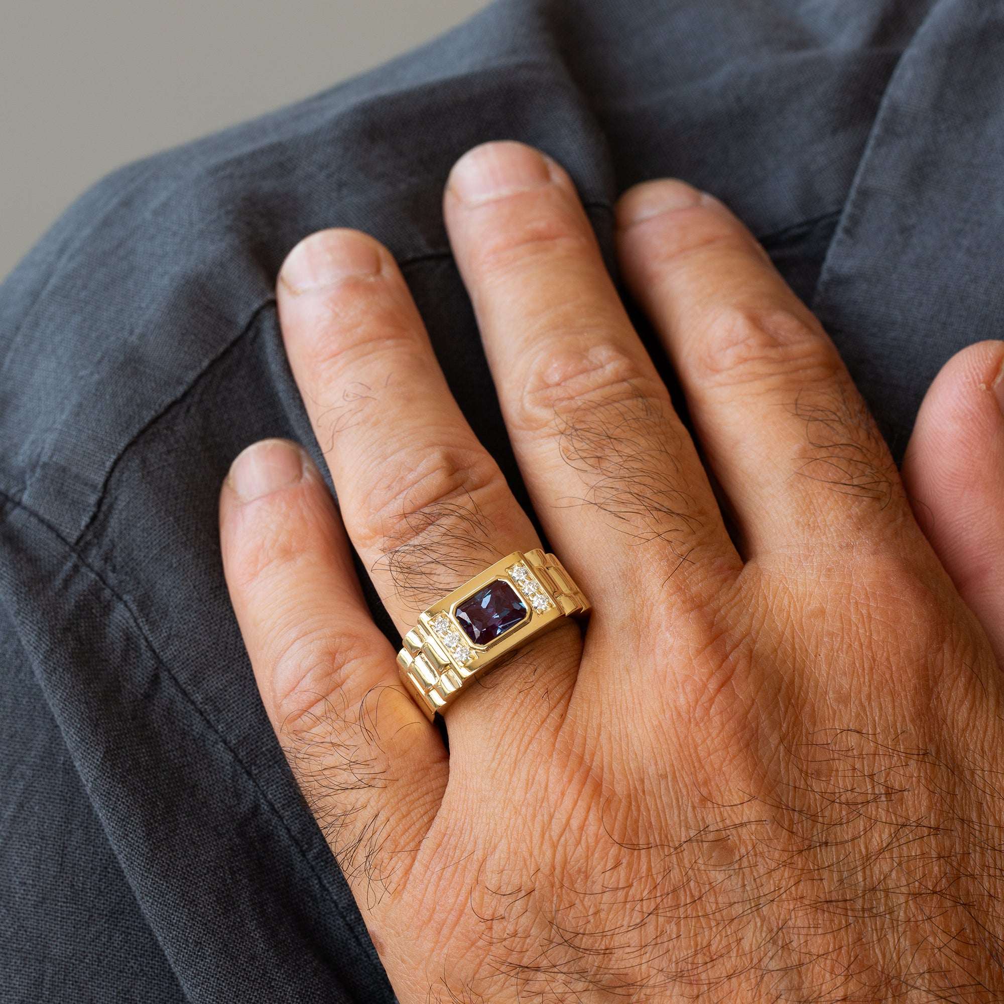 טבעת אלכסנדריט לגבר עם חלק עליון גאומטרי ושורת יהלומים
