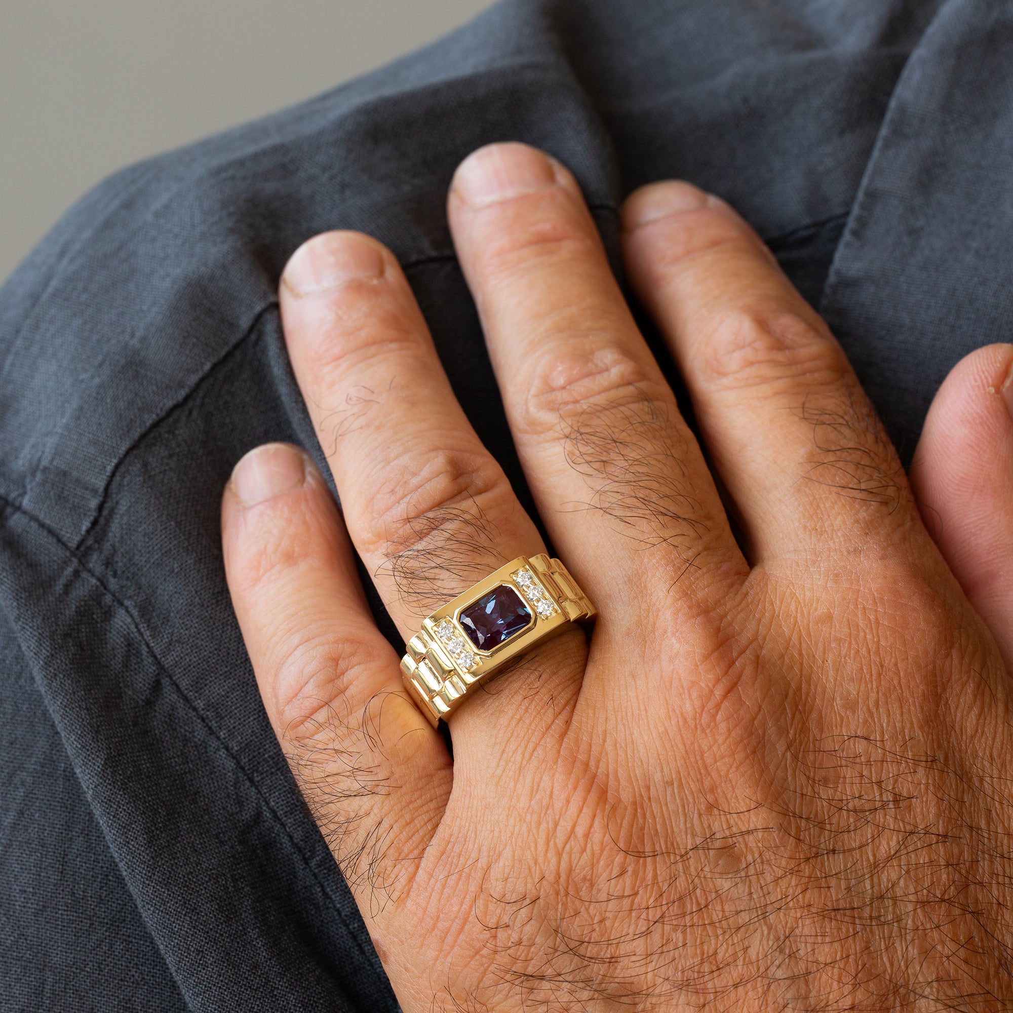 טבעת אלכסנדריט לגבר עם חלק עליון גאומטרי ושורת יהלומים
