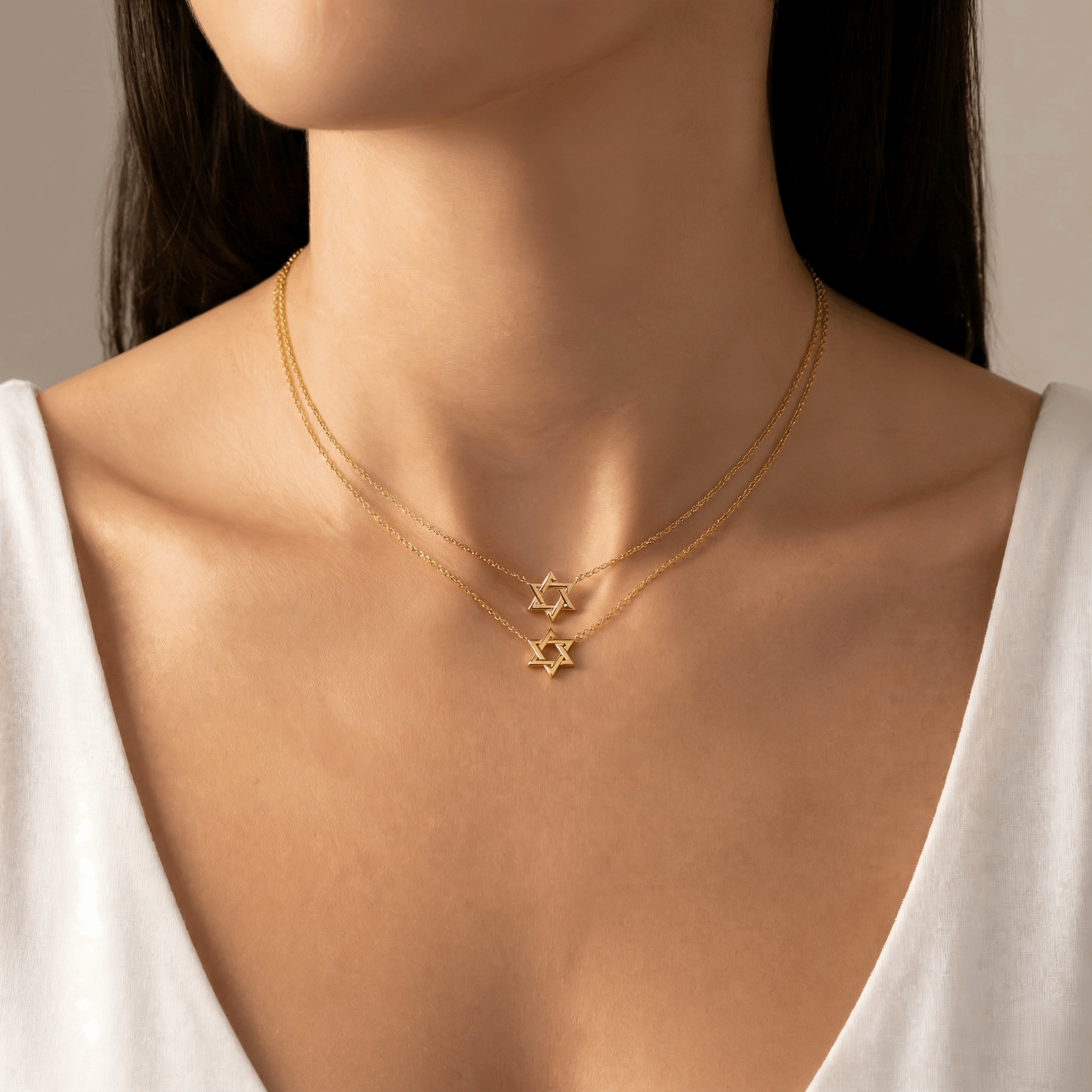 שתי שרשראות מגן דוד לאישה, תליון זהב על צוואר דוגמנית