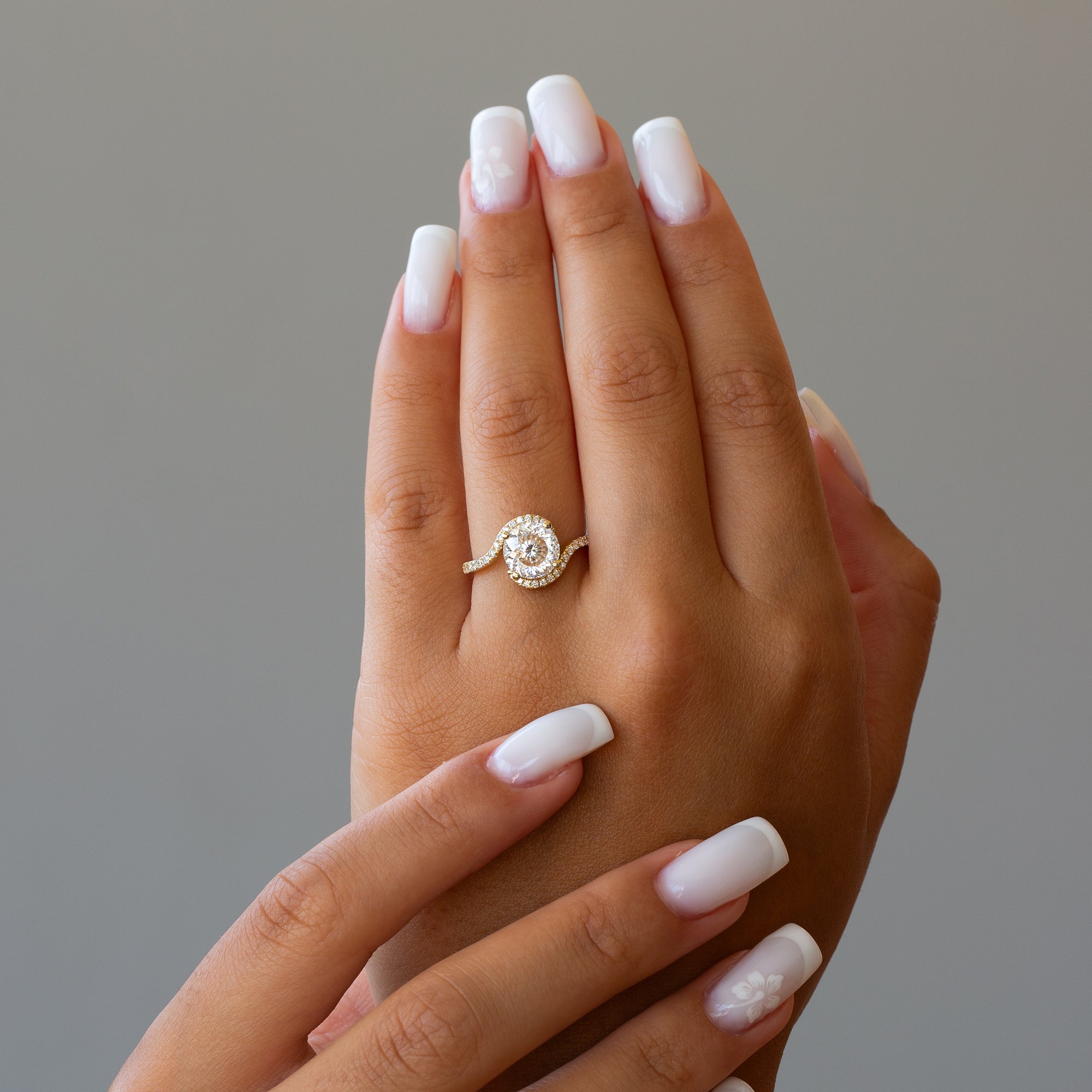 יד של אישה שעונדת טבעת יהלום טבעי מיוחדת