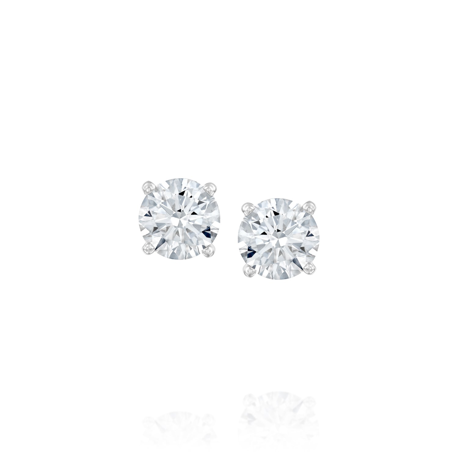 עגילי יהלומי מעבדה צמודים לאוזן בזהב לבן על רקע לבן