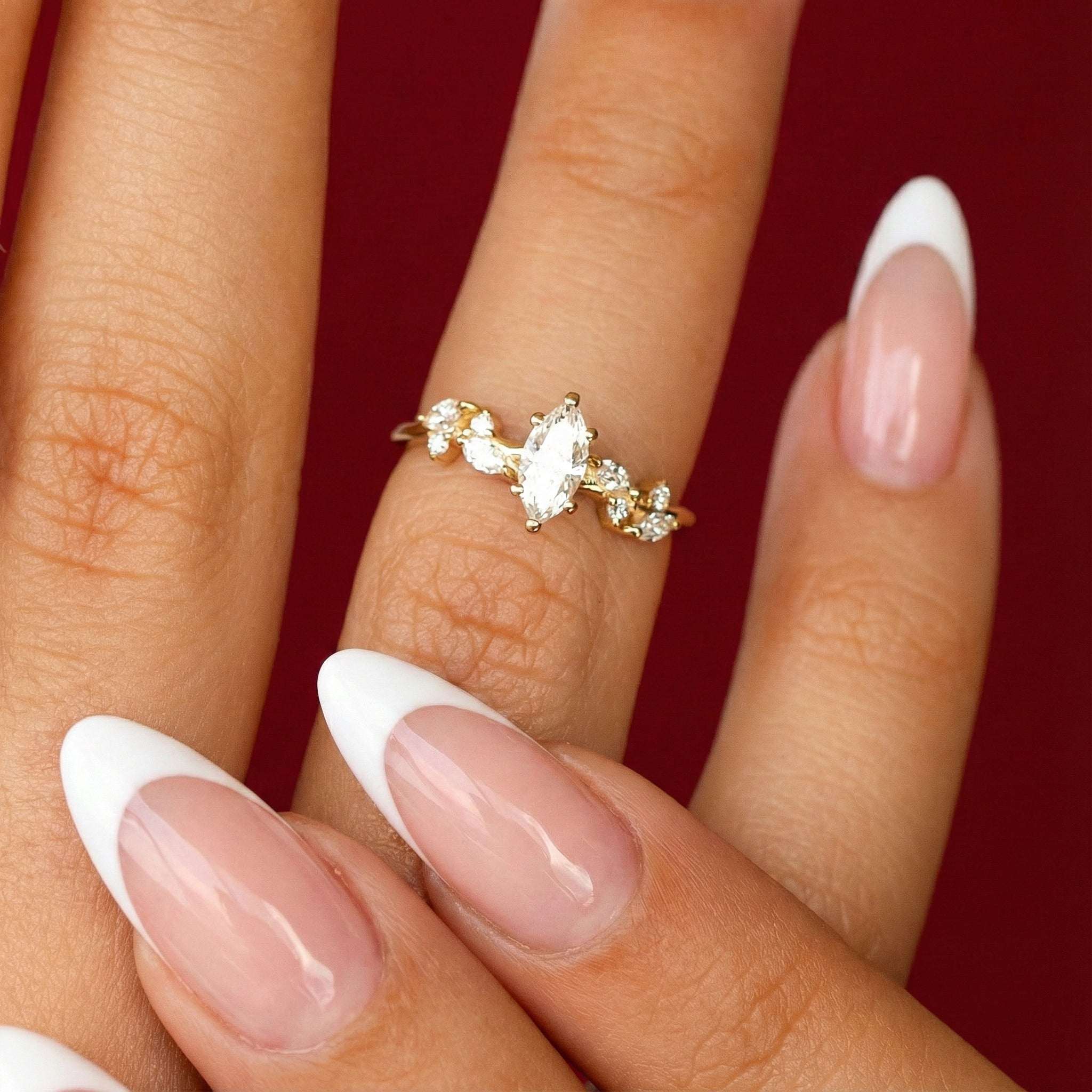 טבעת יהלום מרקיזה בזהב צהוב על יד בתאורה טבעית למראה יוקרתי.