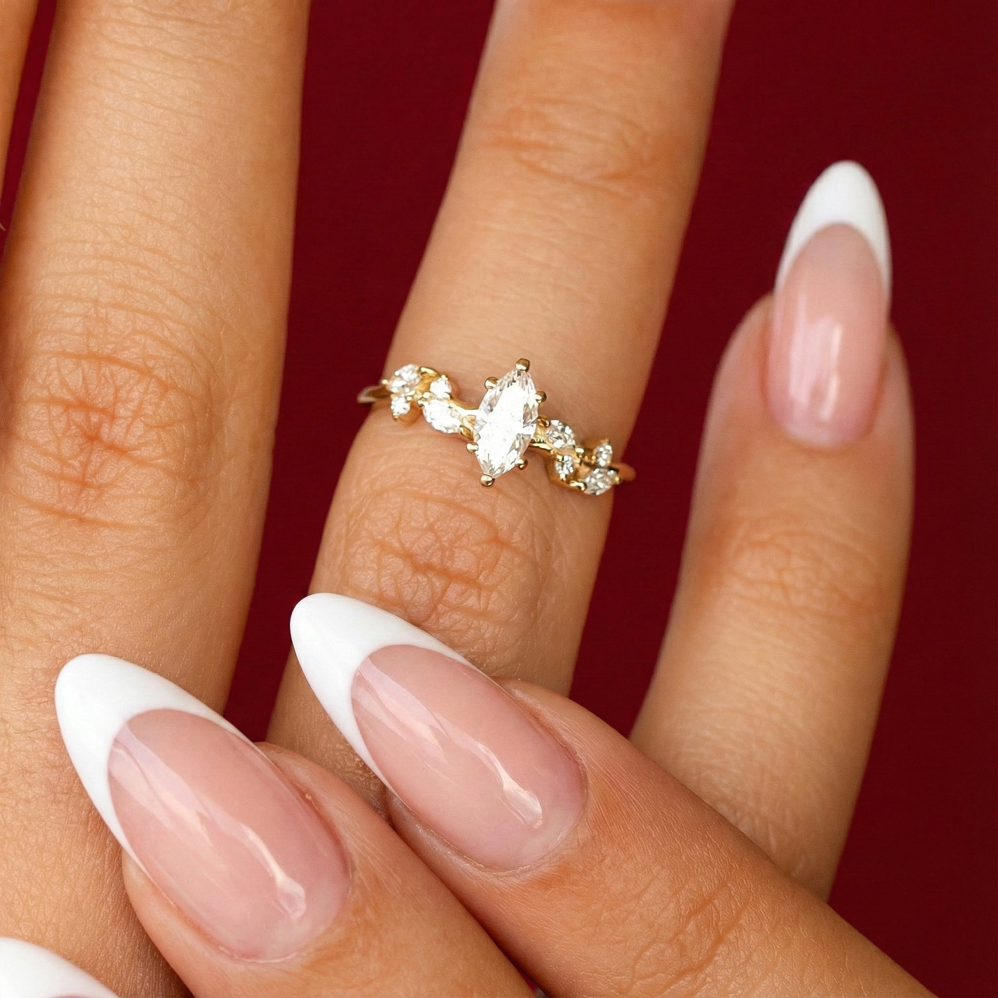 טבעת יהלום מרקיזה בזהב צהוב על יד בתאורה טבעית למראה יוקרתי.