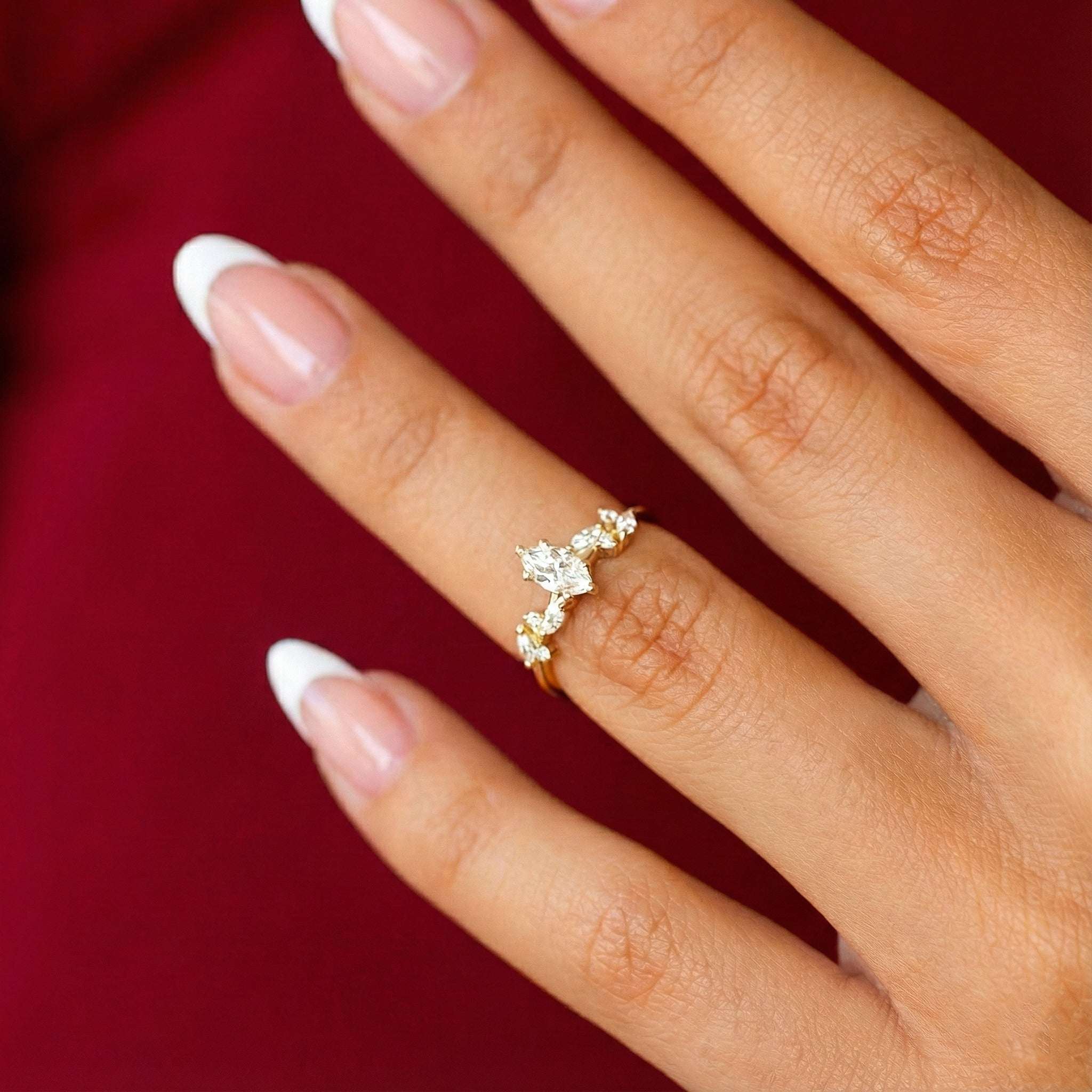 טבעת אירוסין מיוחדת משובצת יהלומים מונחת על אצבע