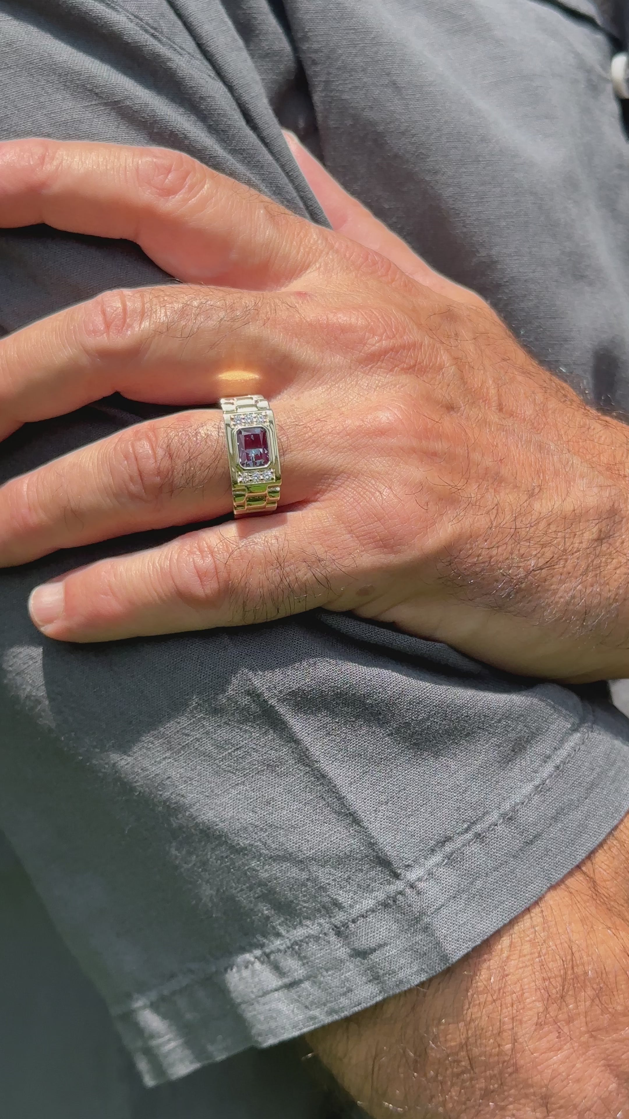 וידאו של תקריב של יד של גבר שעונד טבע חותם משובצת אבן חן כחולה ויהלומים