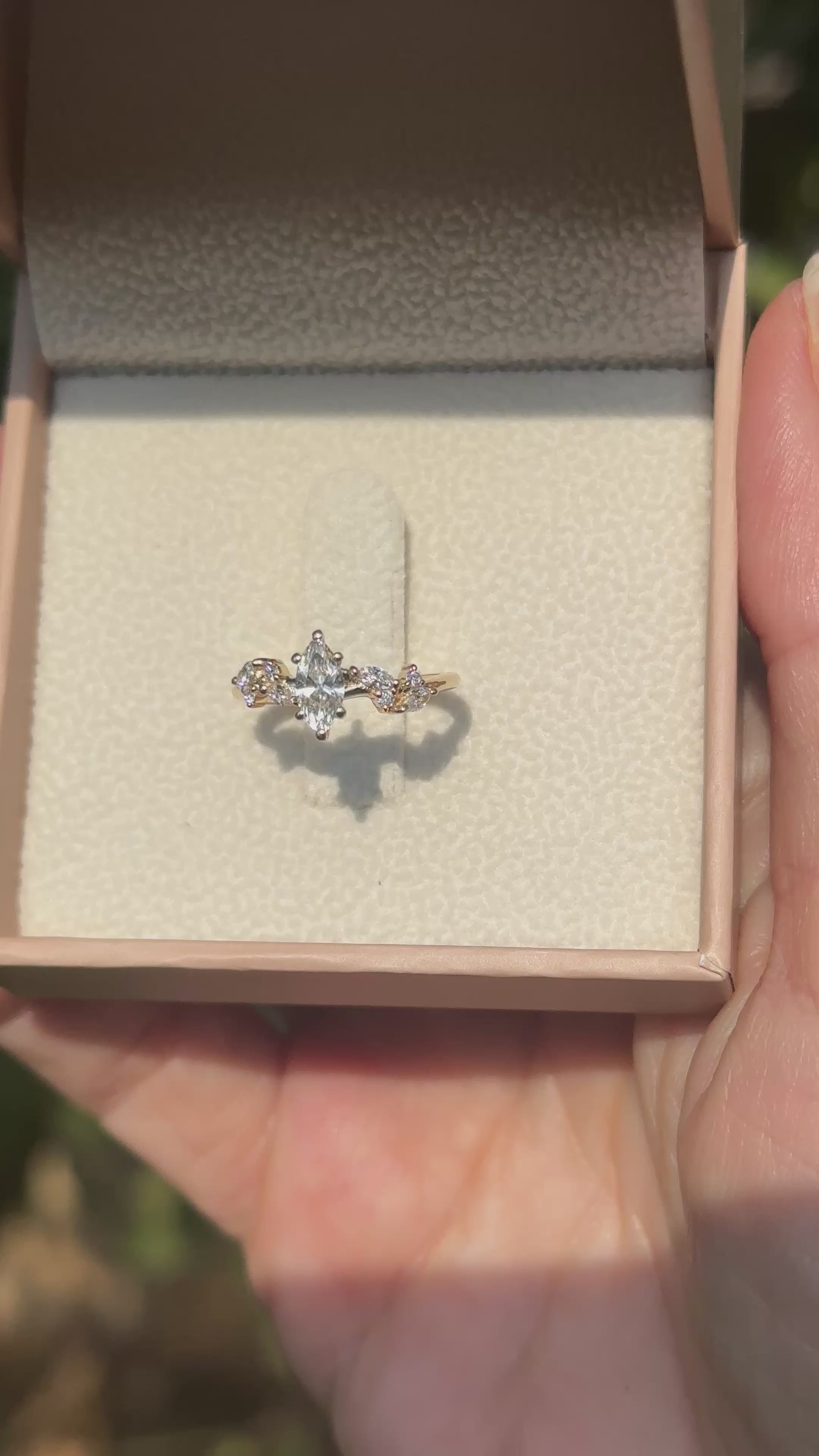 וידאו של יד שמחזיקה קופסת תכשיטים ובתוכה טבעת אירוסין עדינה