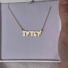 וידאו של יד של אישה שמראה שרשרת שם זהב 14 קראט
