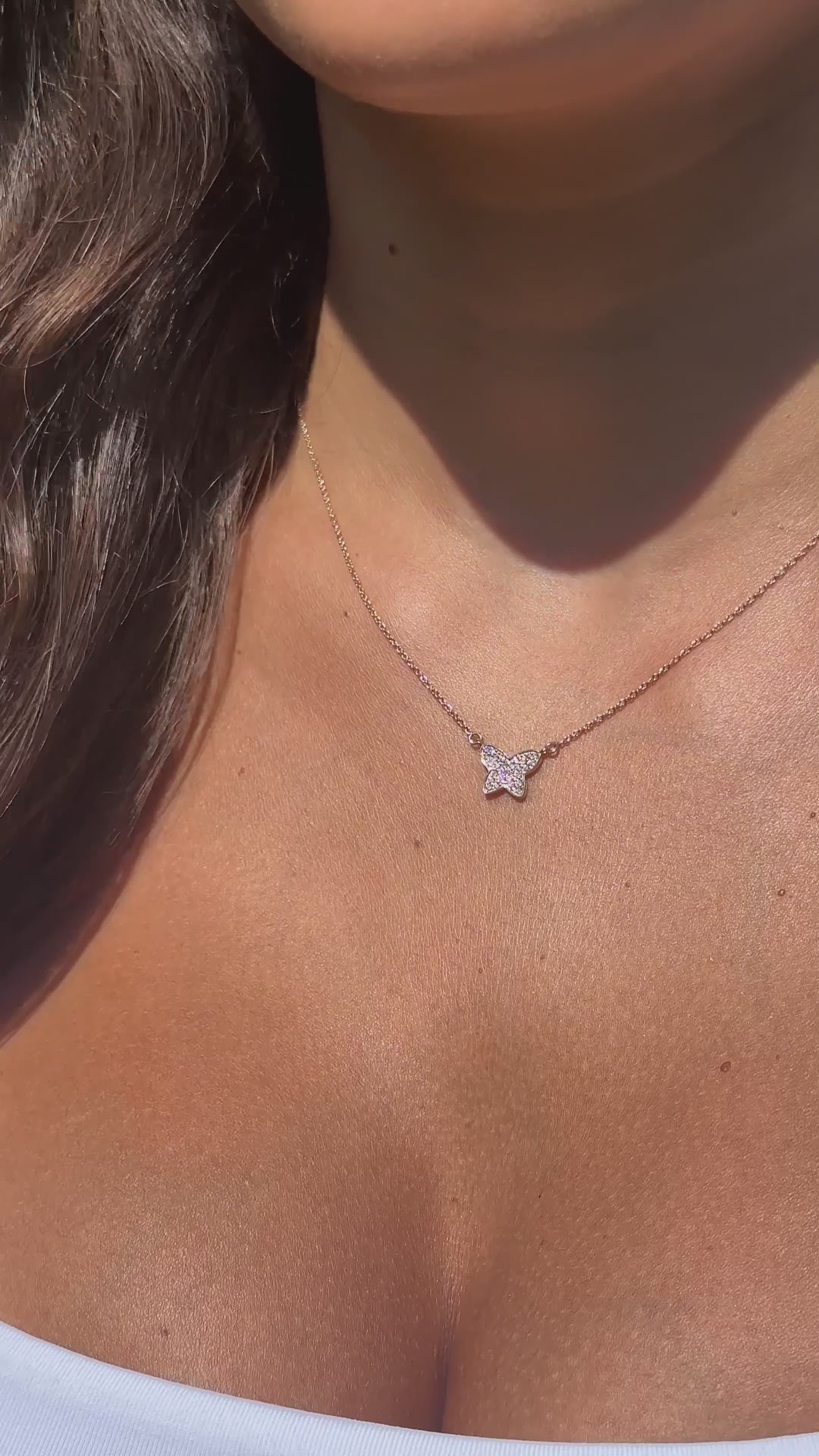 דוגמנית עונדת שרשרת פרפר מזהב עם יהלומים