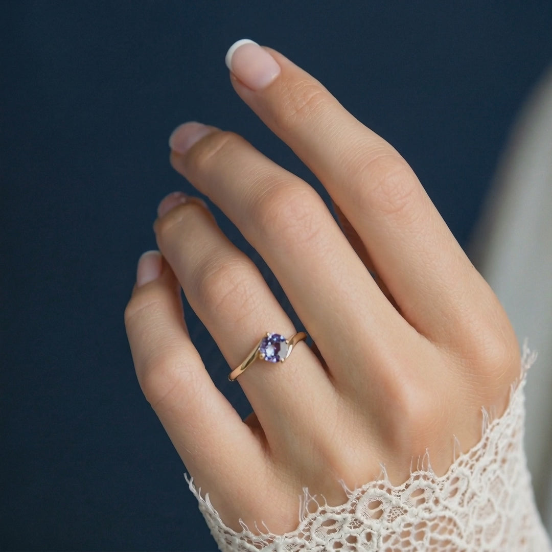 וידאו של יד של אישה שעונדת טבעת זהב משובצת אבן אלכסנדריט