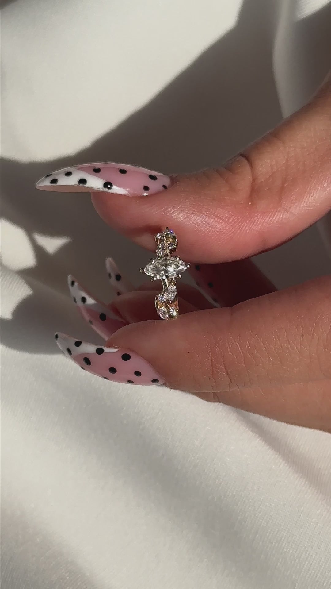 סרטון קצר המדגים את תנועת האור על טבעת אירוסין מיוחדת על יד דוגמנית.