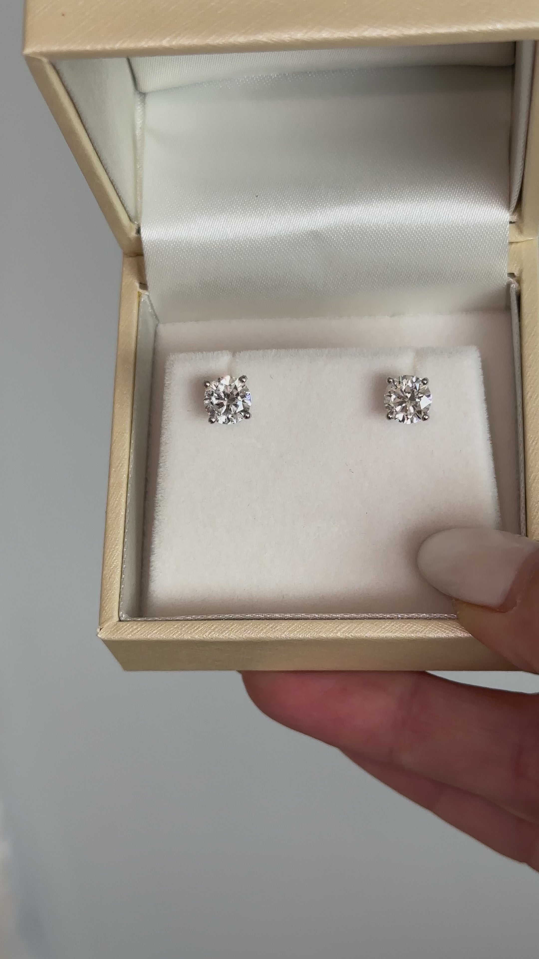 עגילי יהלום 2 קראט צמודים בתוך קופסת תכשיטים צבע קרם