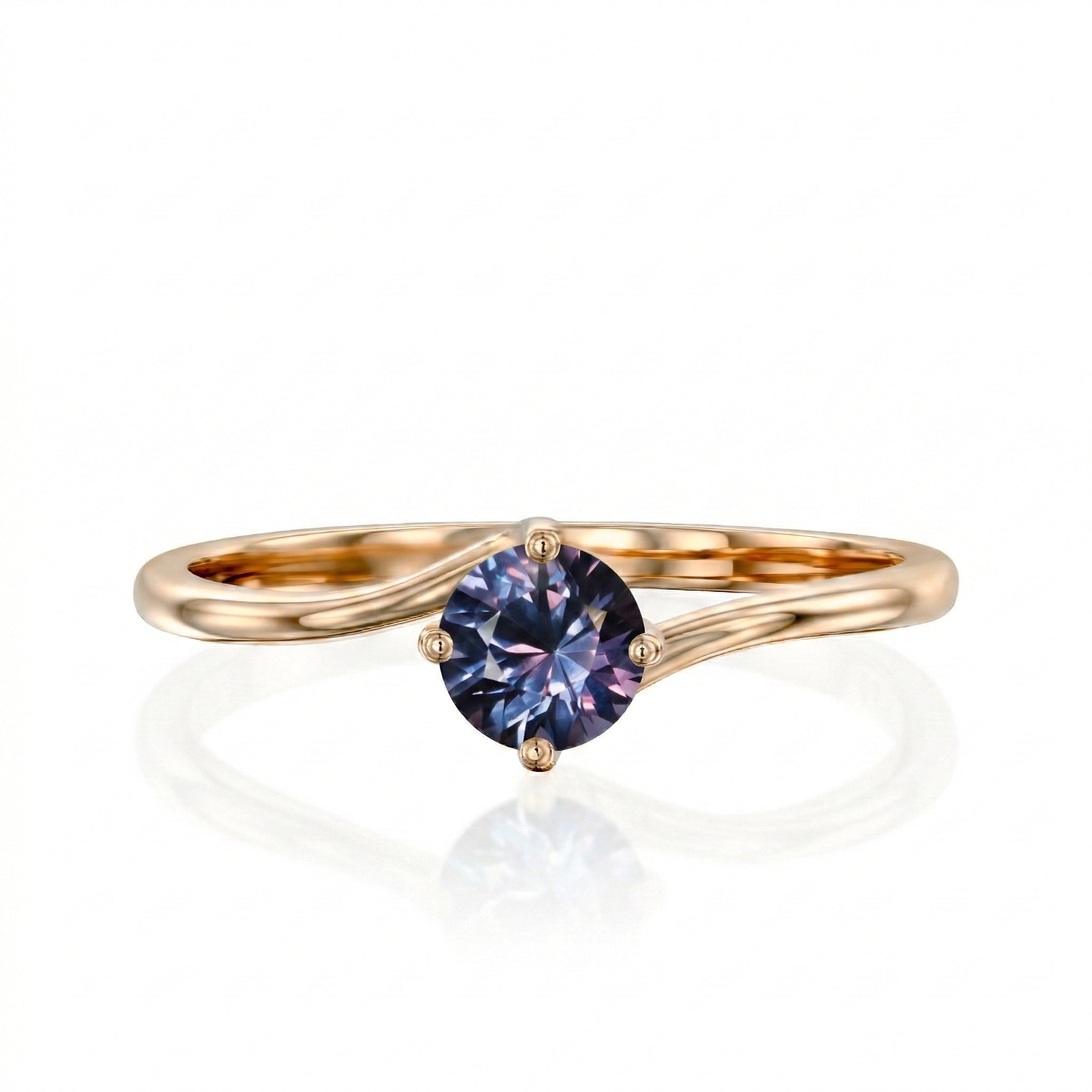 טבעת אלכסנדריט עדינה בזהב אדום על רקע לבן