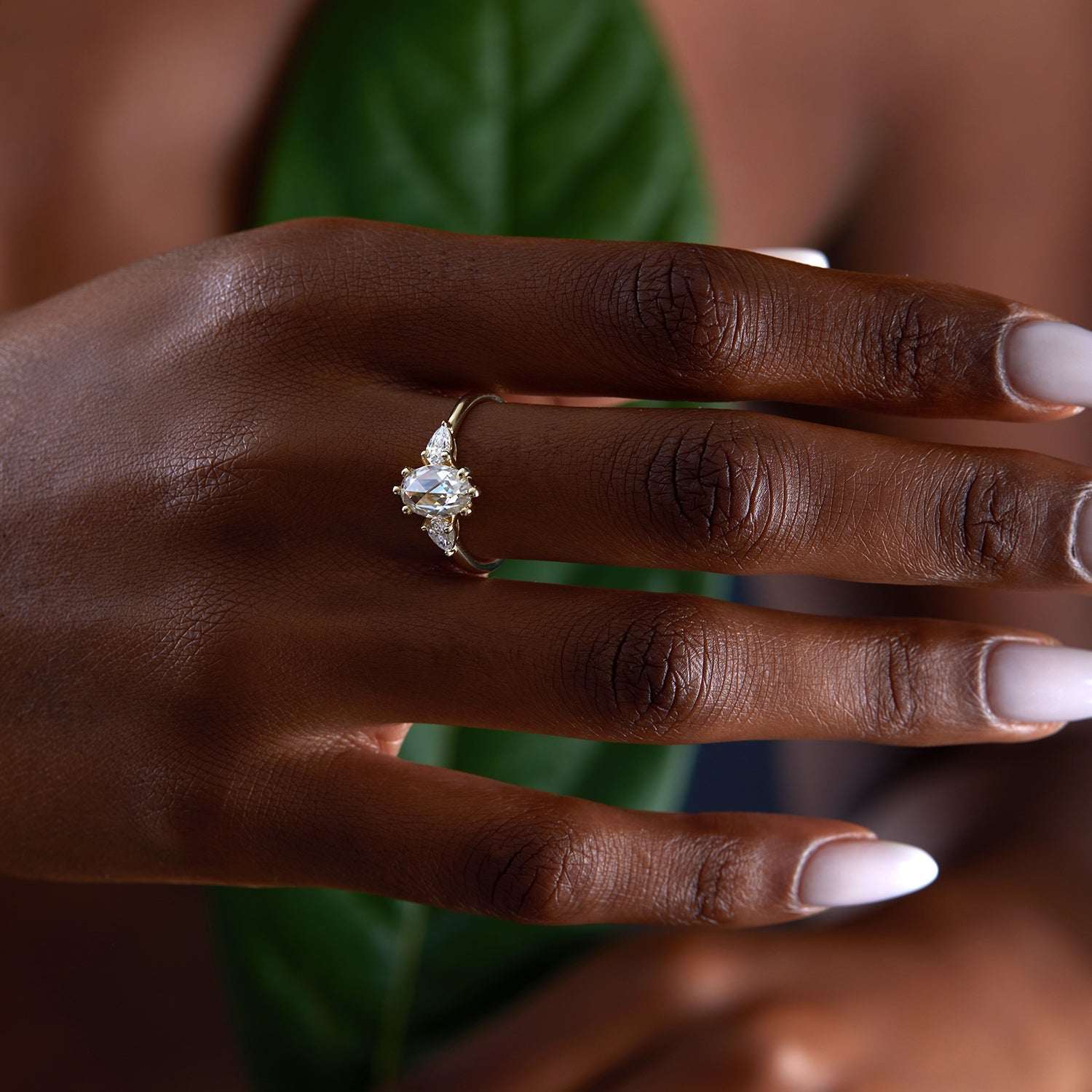 יד של אישה עונדת טבעת אירוסין טריו בזהב צהוב