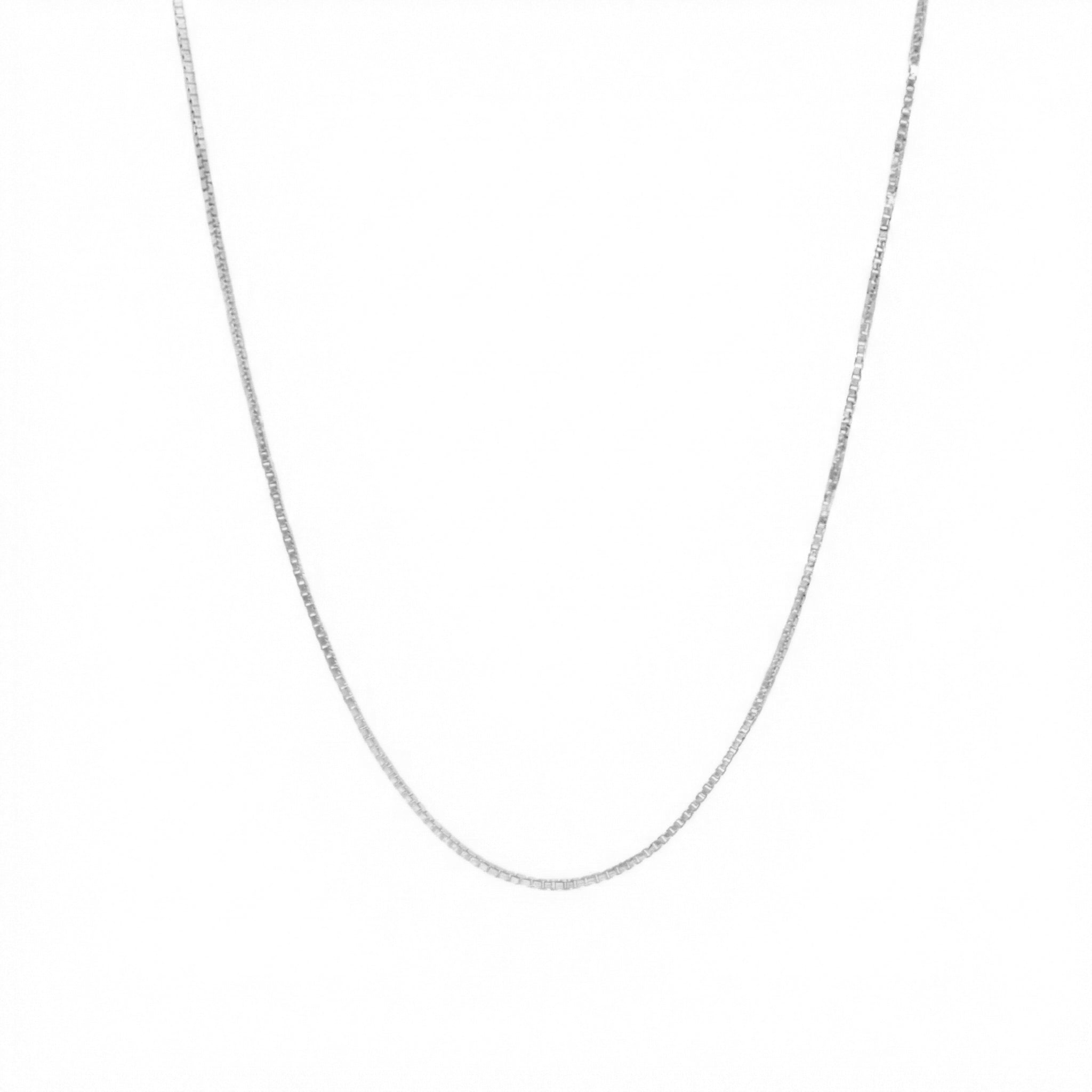 שרשרת זהב לבן עדינה במבט חזיתי המציג את איכות וברק החומר.