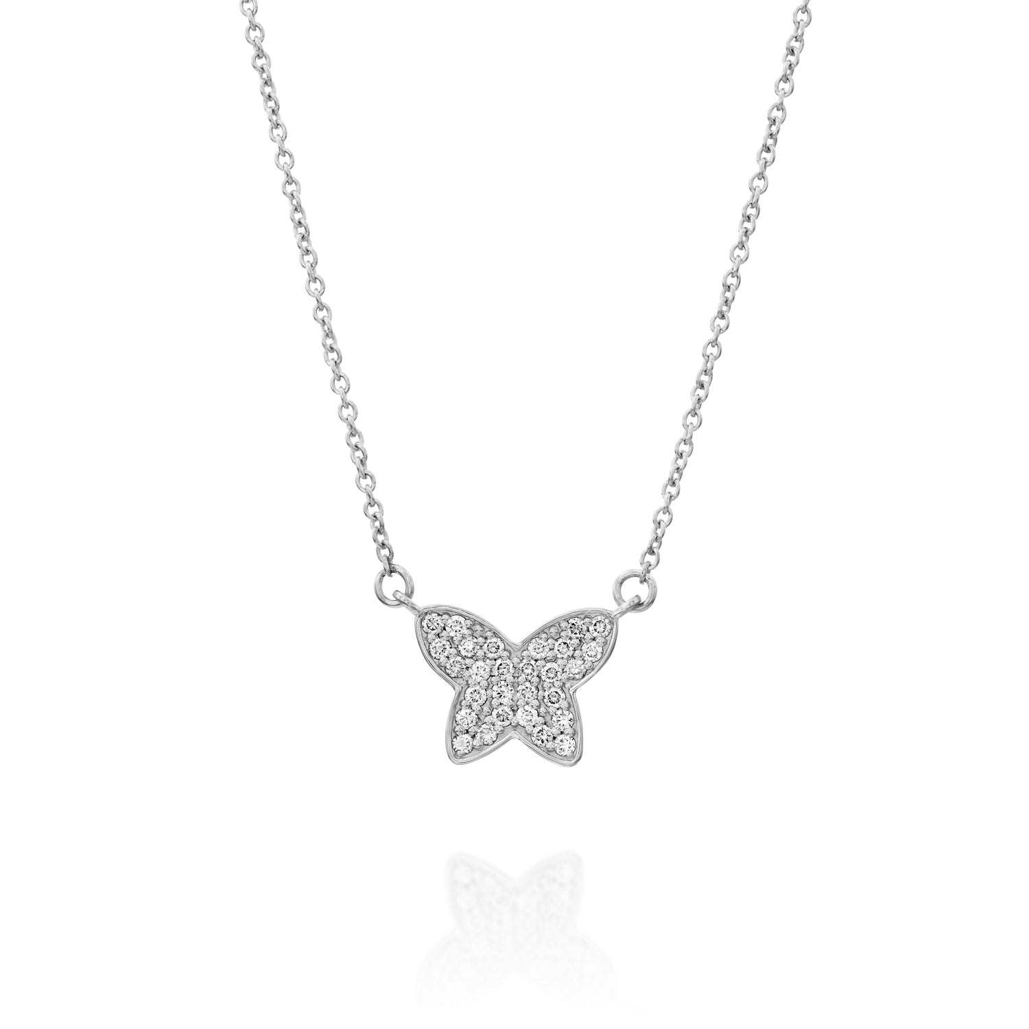 תליון פרפר זהב לבן עם יהלומים מונח על רקע נקי