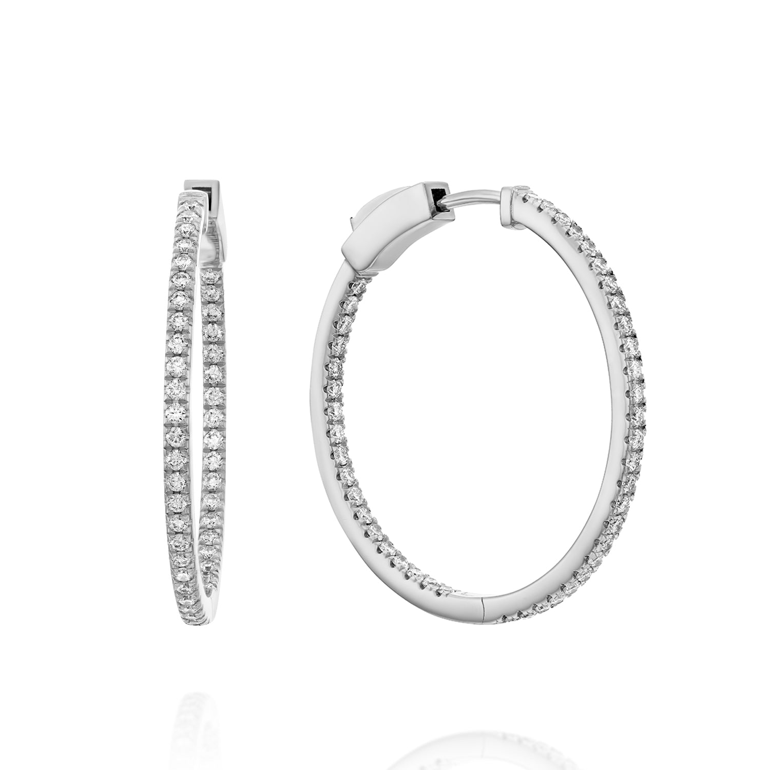 עגילי חישוק זהב לבן משובצים יהלומים על רקע לבן