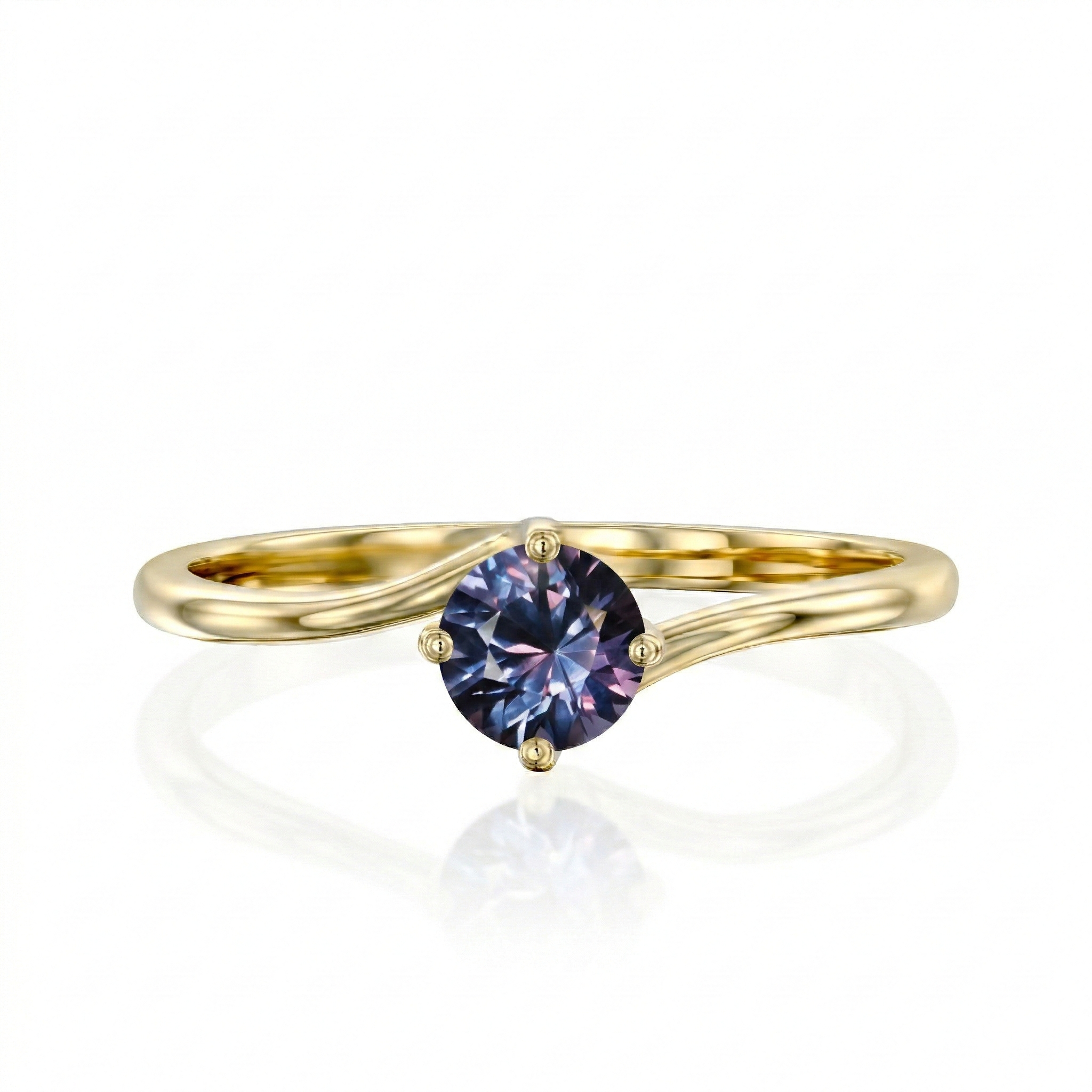 טבעת אלכסנדריט בזהב צהוב 14 קראט על רקע לבן